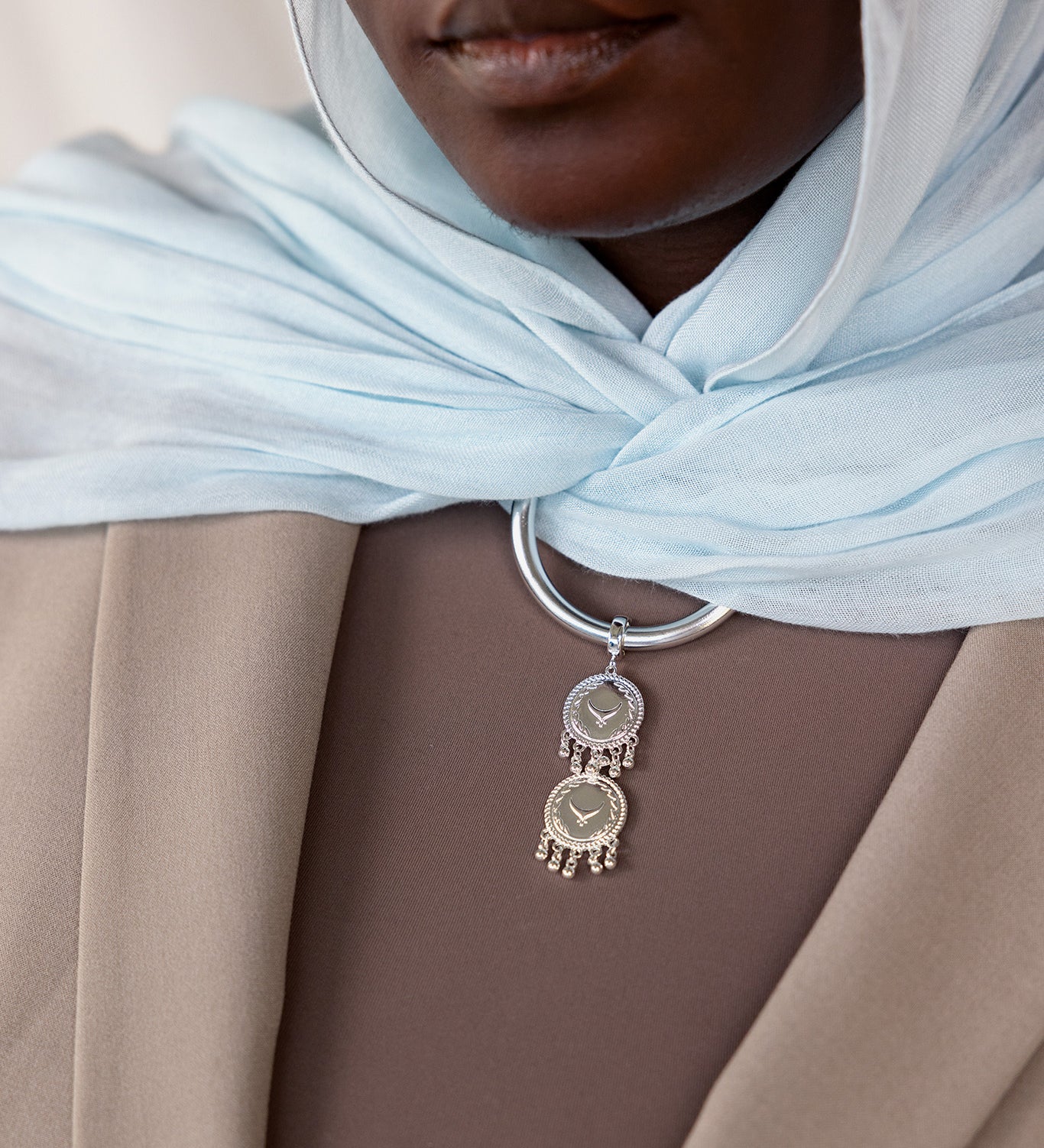 VELA Lira Charm